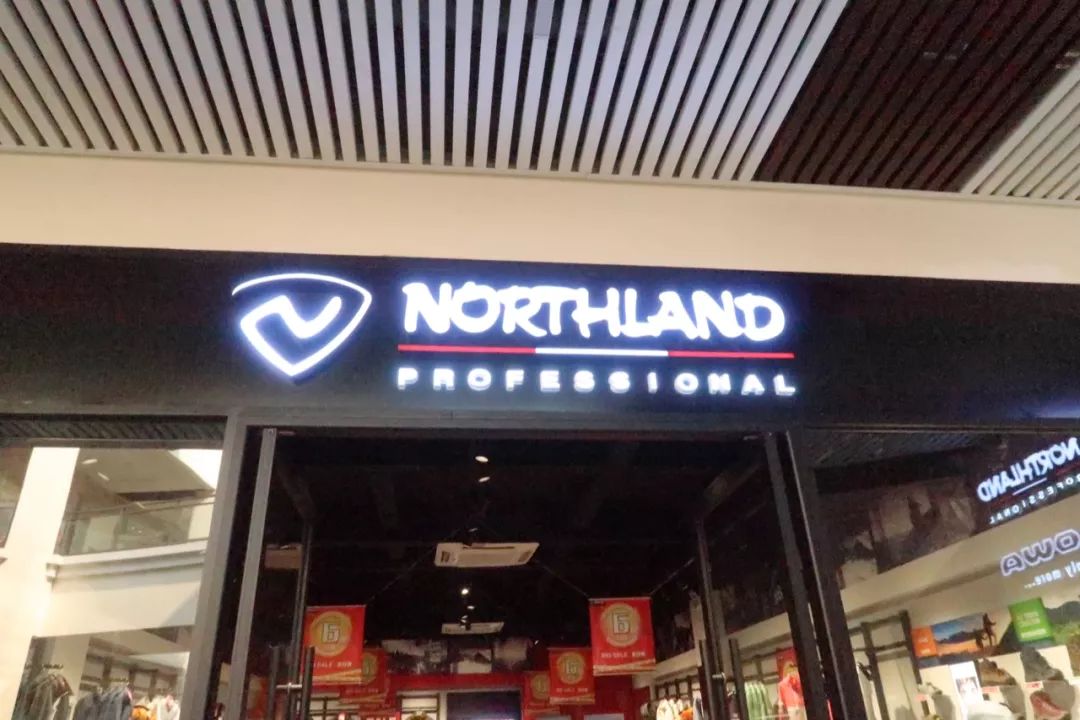 年轻姑娘霸占试衣间2小时，却只挑店里最丑的衣服试穿，还发朋友圈......