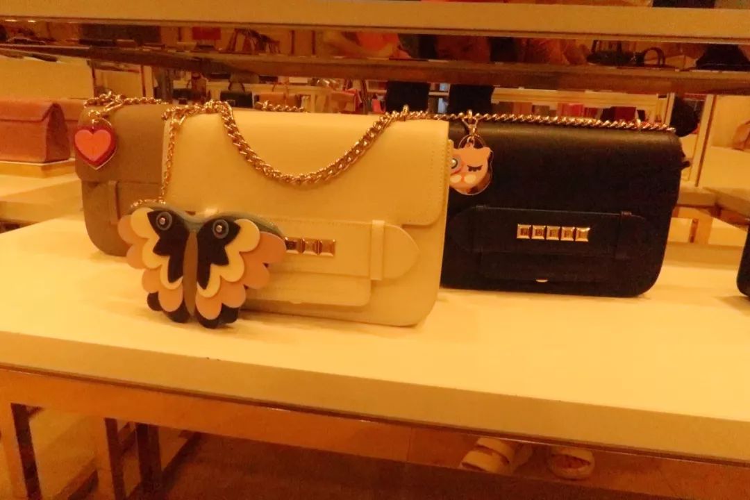 年轻姑娘霸占试衣间2小时，却只挑店里最丑的衣服试穿，还发朋友圈......