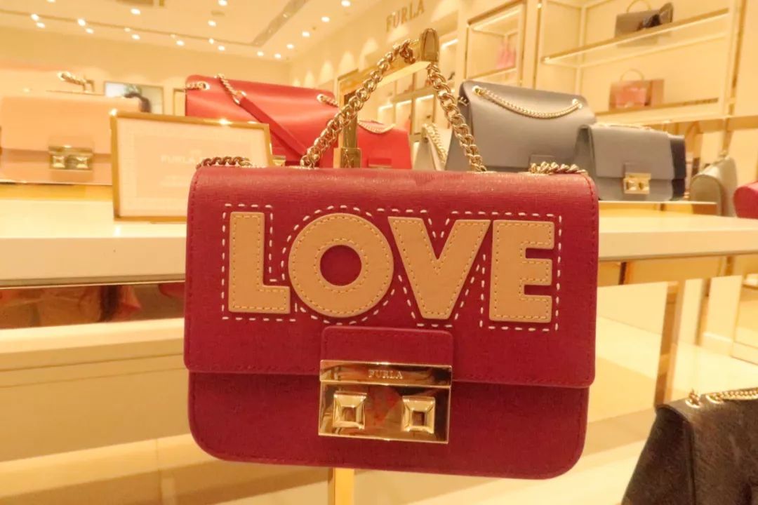 年轻姑娘霸占试衣间2小时，却只挑店里最丑的衣服试穿，还发朋友圈......