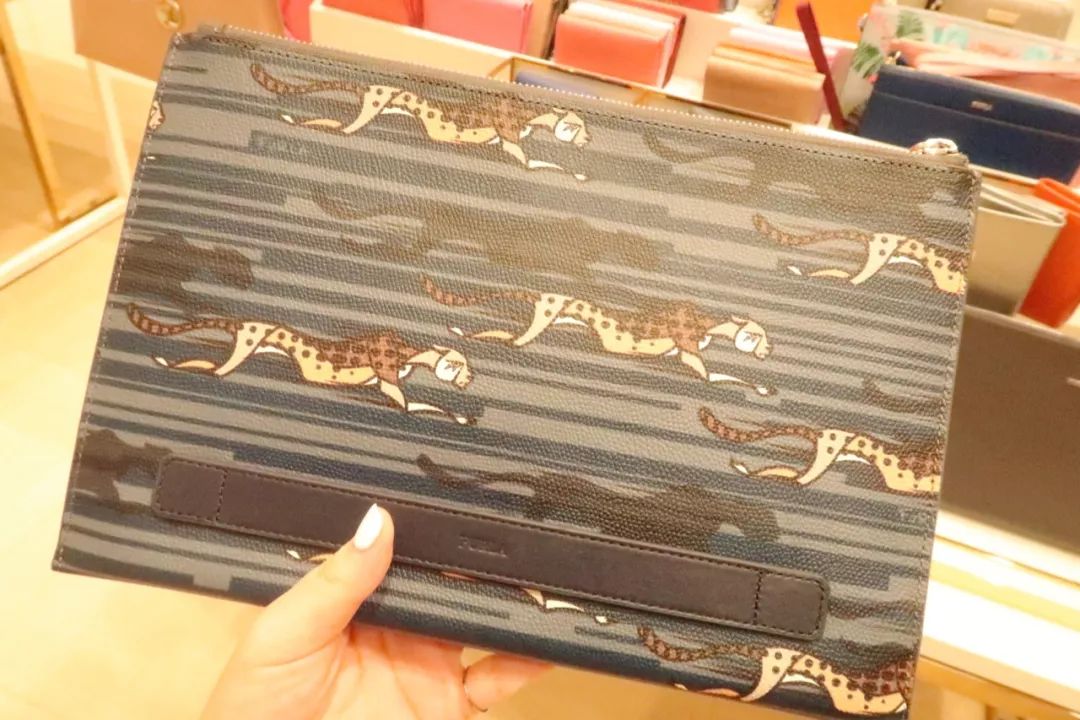 年轻姑娘霸占试衣间2小时，却只挑店里最丑的衣服试穿，还发朋友圈......