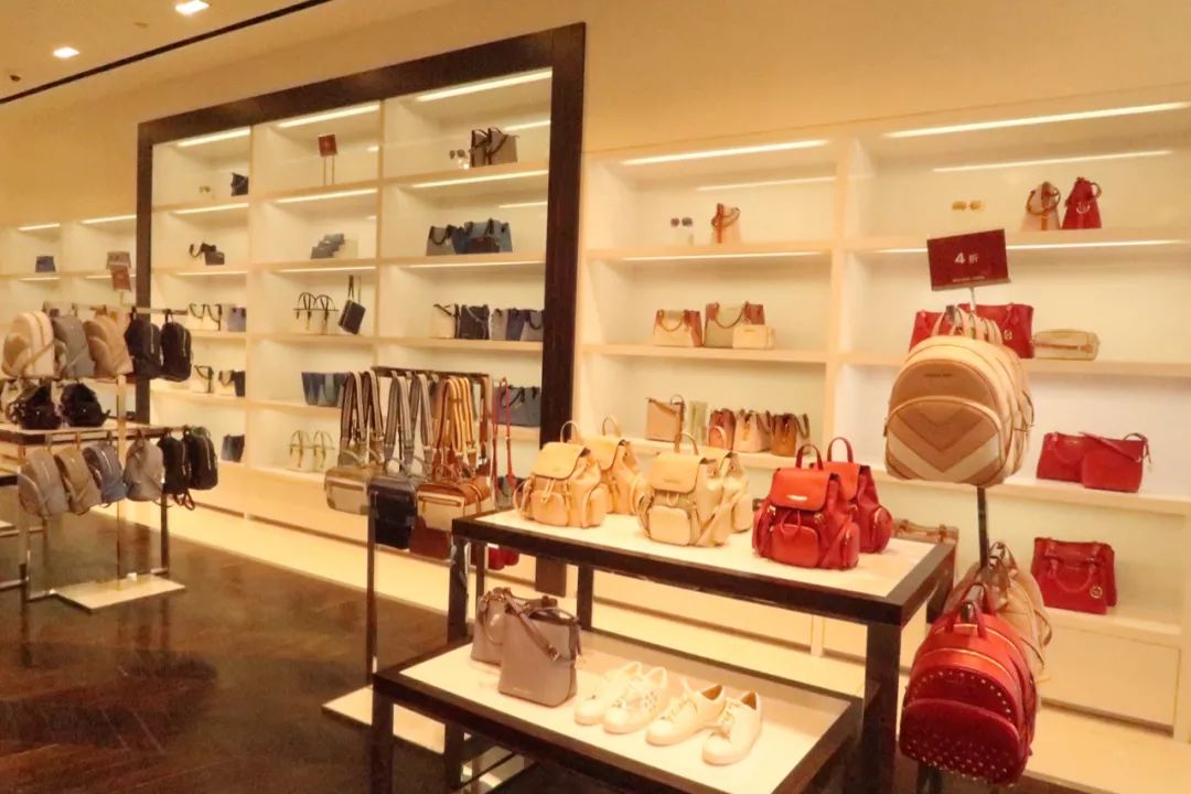 年轻姑娘霸占试衣间2小时，却只挑店里最丑的衣服试穿，还发朋友圈......