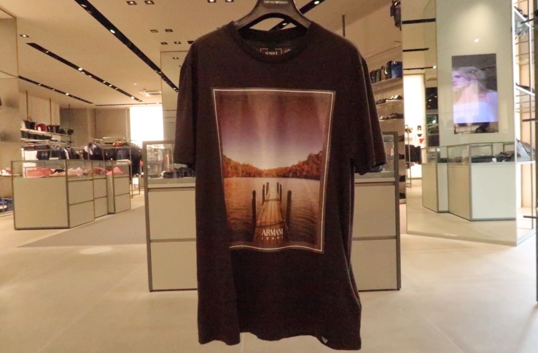 年轻姑娘霸占试衣间2小时，却只挑店里最丑的衣服试穿，还发朋友圈......