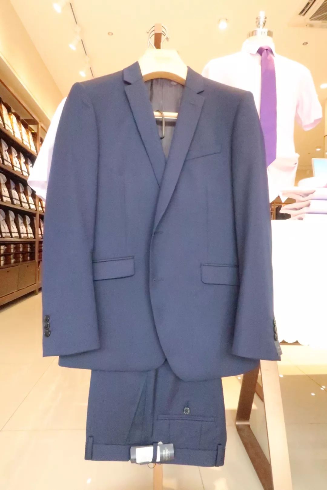 年轻姑娘霸占试衣间2小时，却只挑店里最丑的衣服试穿，还发朋友圈......