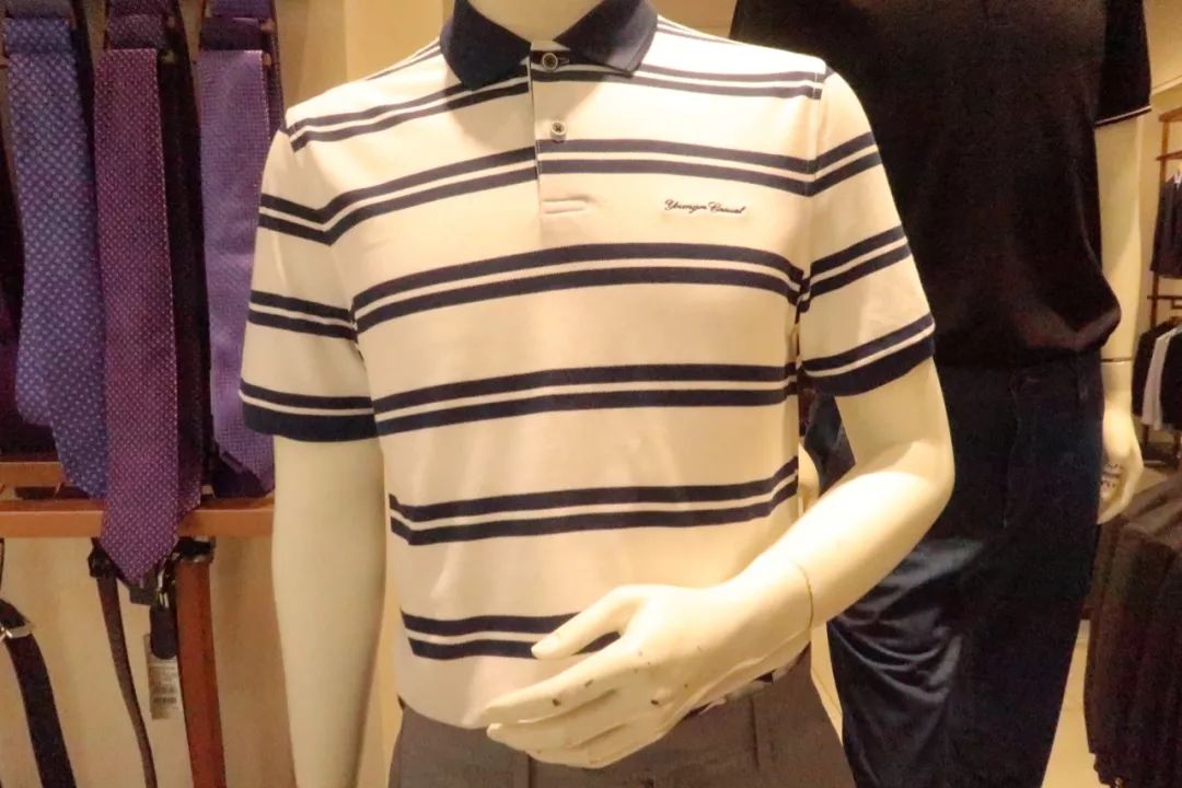 年轻姑娘霸占试衣间2小时，却只挑店里最丑的衣服试穿，还发朋友圈......