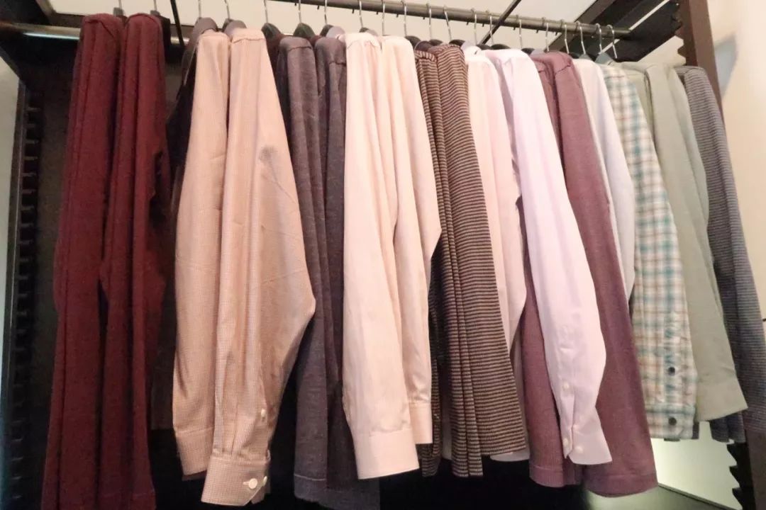 年轻姑娘霸占试衣间2小时，却只挑店里最丑的衣服试穿，还发朋友圈......