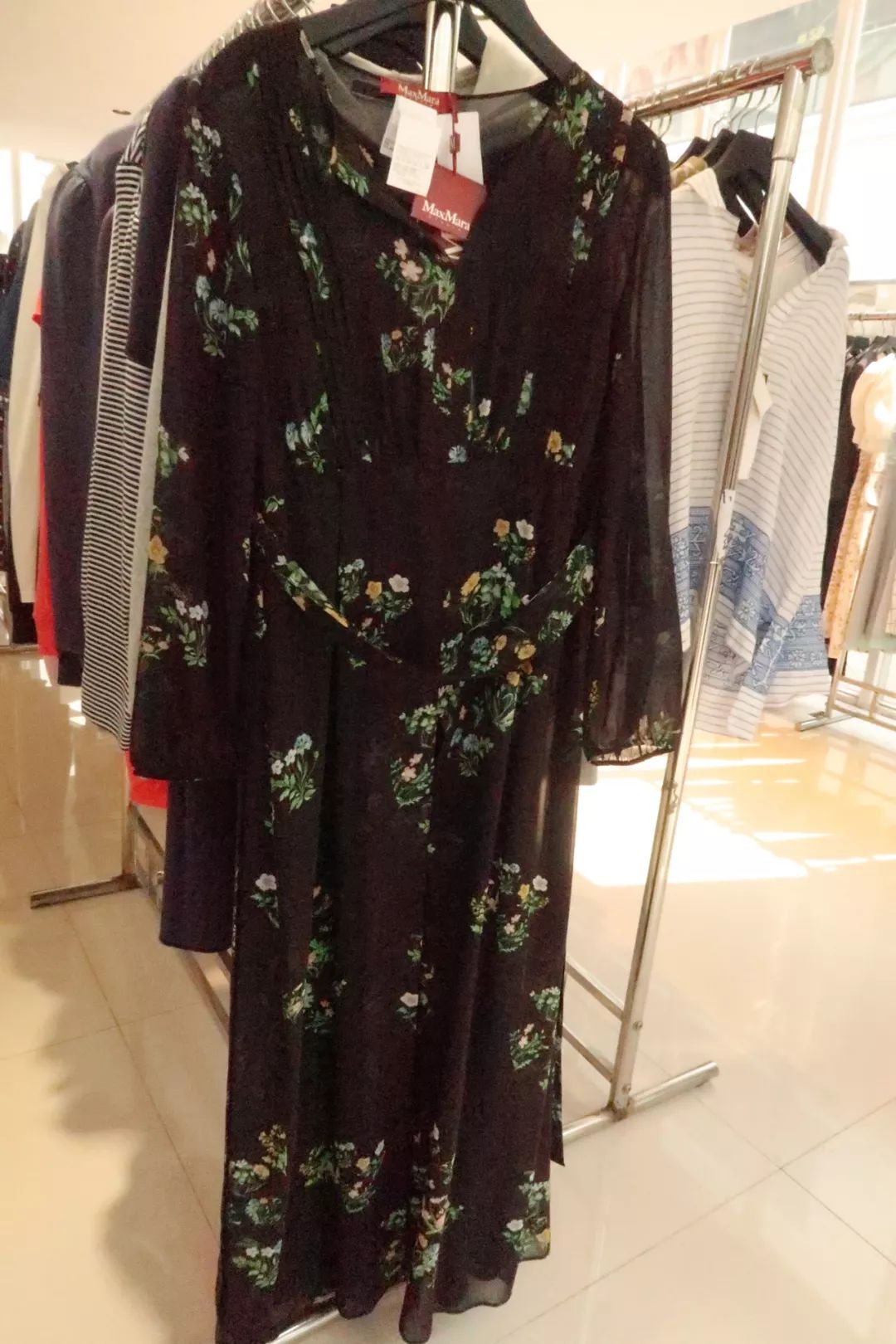 年轻姑娘霸占试衣间2小时，却只挑店里最丑的衣服试穿，还发朋友圈......