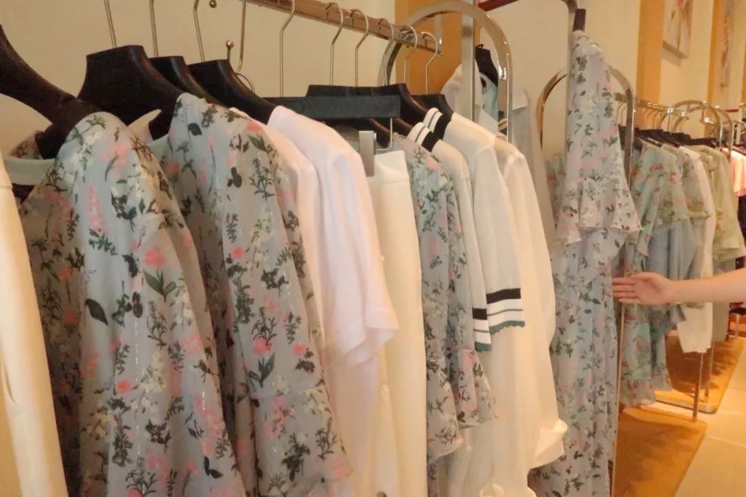 年轻姑娘霸占试衣间2小时，却只挑店里最丑的衣服试穿，还发朋友圈......