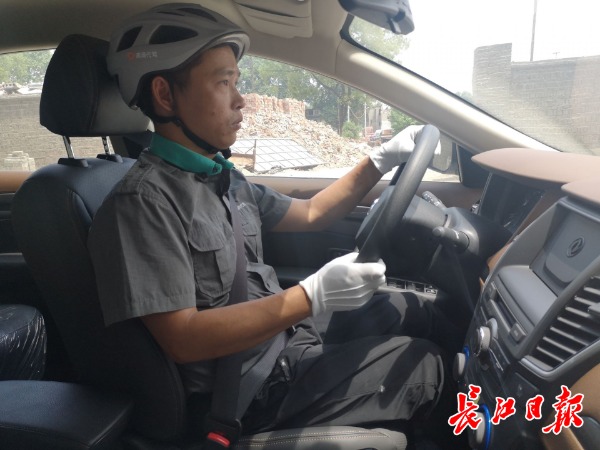 武汉滴滴代驾司机凌晨救人,女子昏厥滴滴司机与交警接力救人