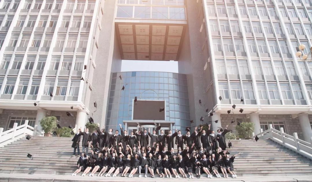 怎么拍出来的毕业照才好看,毕业了拍毕业照怎样好看