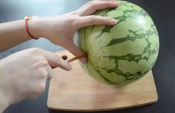挑西瓜的小妙招你学会了吗,挑西瓜最甜的方法