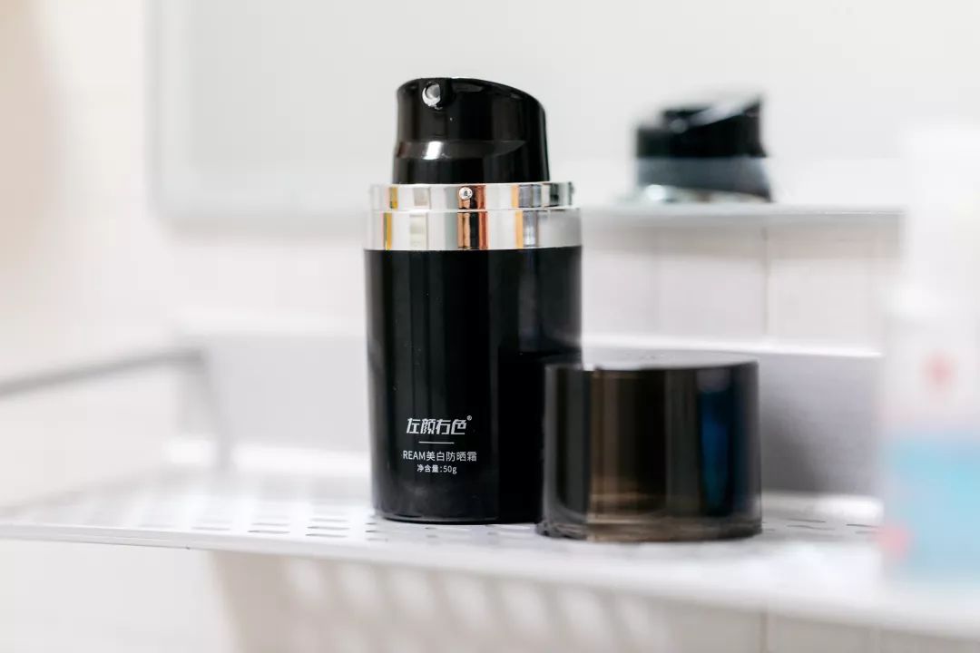 暴晒一天竟变白了？！这款男人最爱的“隐身”黑科技，防晒护肤一瓶搞定，让你秒变小鲜肉