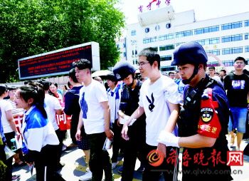 护送两个拄拐考生,护送轮椅考生