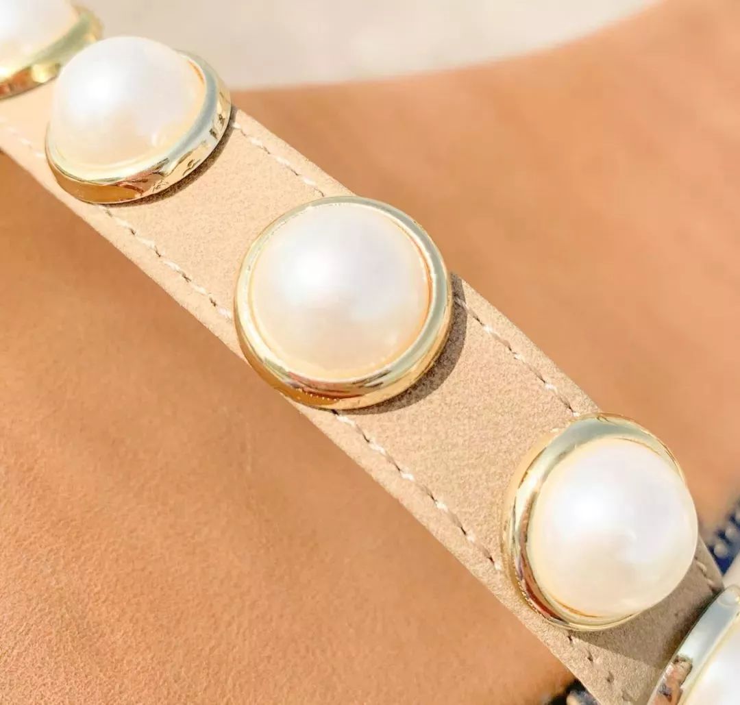 半个娱乐圈的女星都靠ta轰炸红毯！软底舒适、巨显腿长，回头率200%