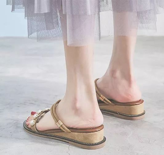 半个娱乐圈的女星都靠ta轰炸红毯！软底舒适、巨显腿长，回头率200%