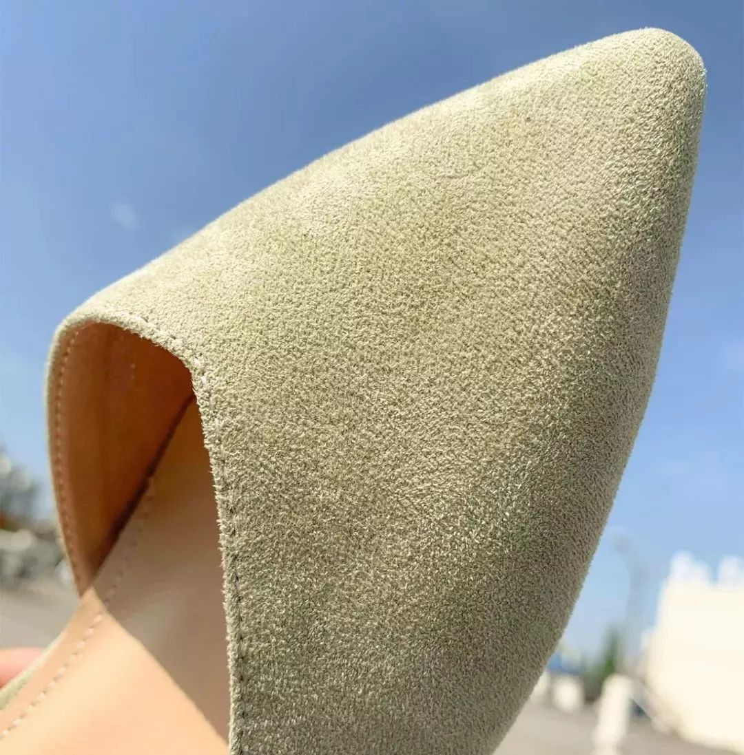 半个娱乐圈的女星都靠ta轰炸红毯！软底舒适、巨显腿长，回头率200%