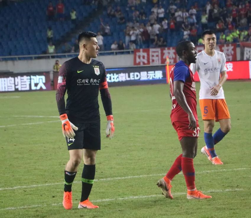 泰山体育观点丨王大雷用造点拯救“假鲁能”鲁能备战恒大已占优势