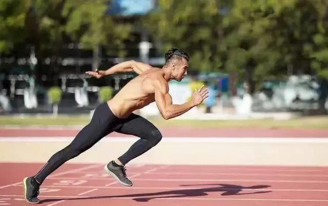 踢足球速度慢结合球的能力差,踢足球每天必练的4个动作