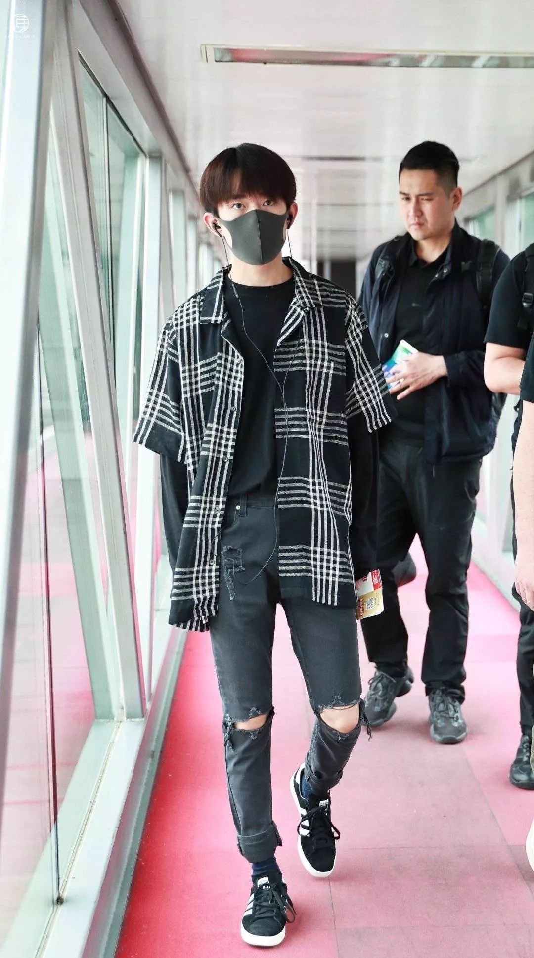 明星穿的破洞裤,为什么明星穿牛仔裤都很有型