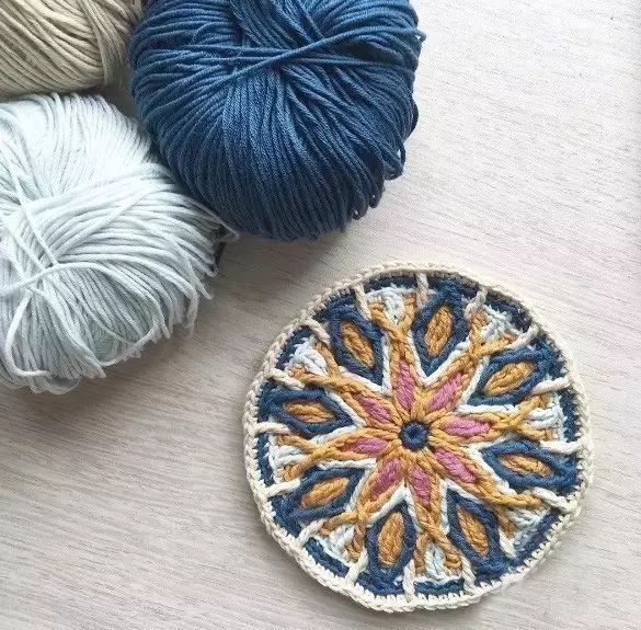 她用牙签搭了个十字，缠上几根毛线，竟也可以美成这样