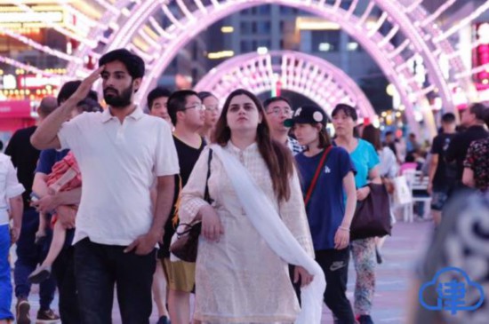 天津奥城夜市开街纳客终于找到夏夜的正确打开方式