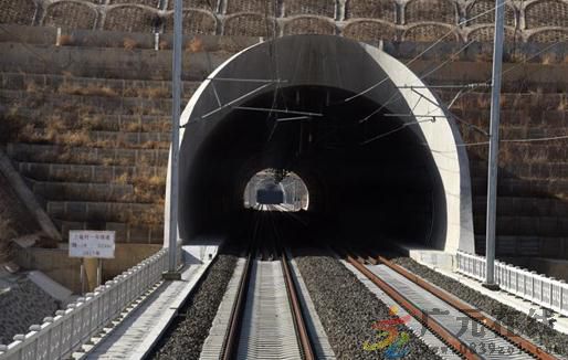 火车为啥一进隧道手机就没信号,为什么火车进站手机会没信号