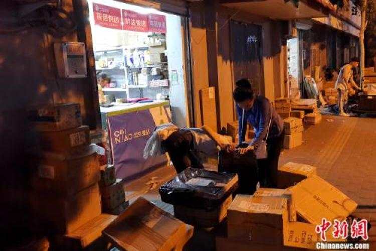 有同学寄600斤重行李回家，快递小哥：坑了我