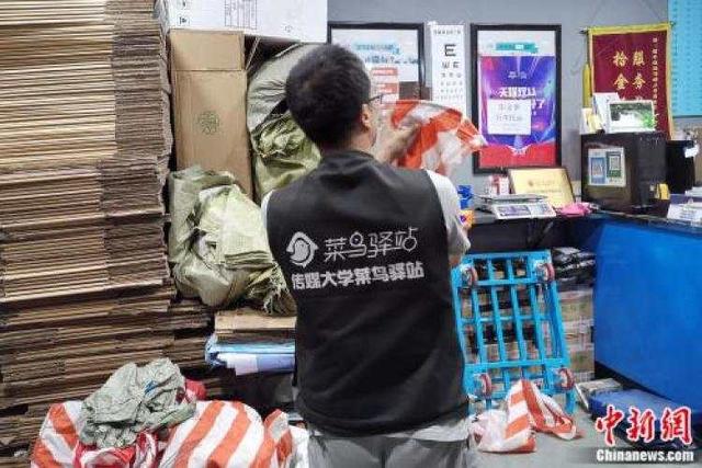 同学寄600斤重行李回家，快递小哥：坑了我