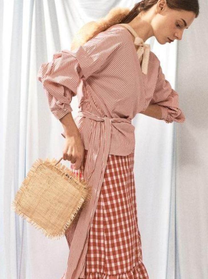 关晓彤穿绿丝绒裙大波浪,慵懒小黑裙关晓彤同款