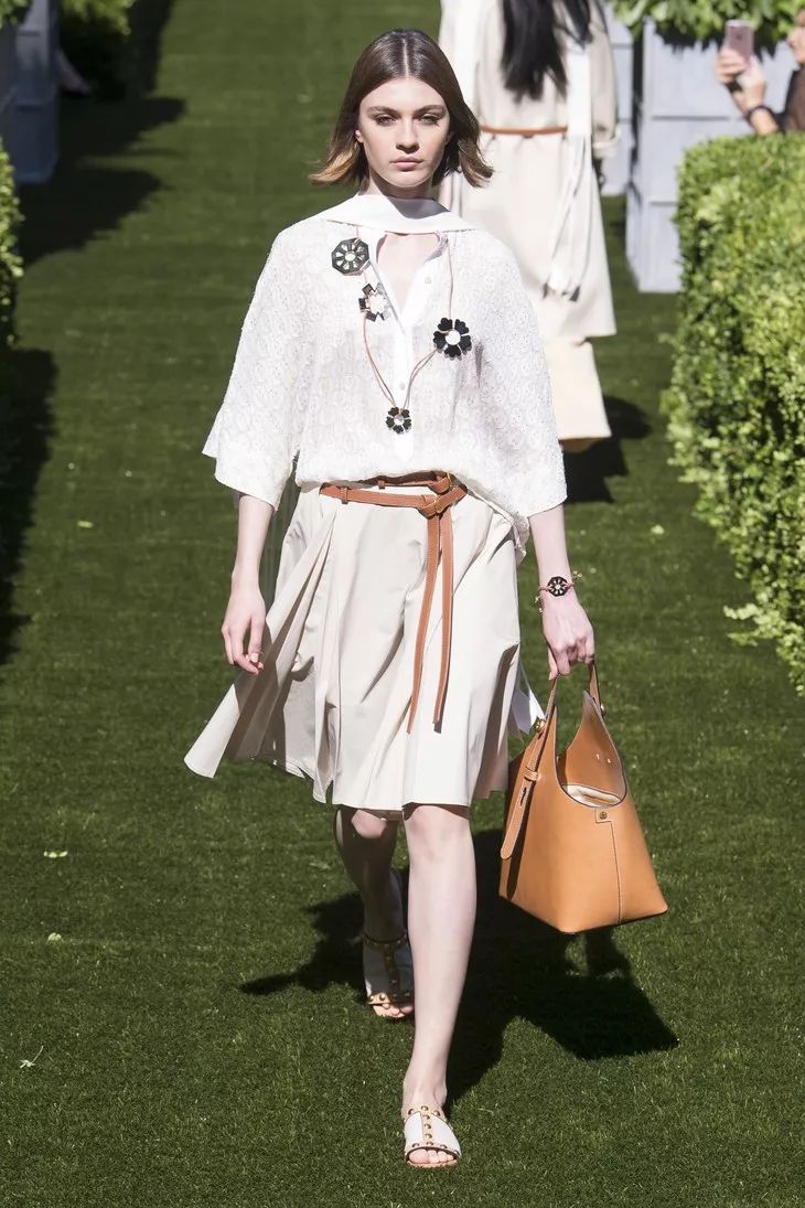 夏天跟裙子搭的凉拖,夏季凉拖配裙子百搭