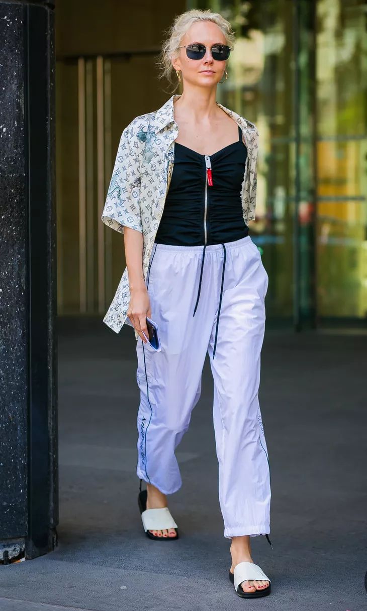 夏天跟裙子搭的凉拖,夏季凉拖配裙子百搭