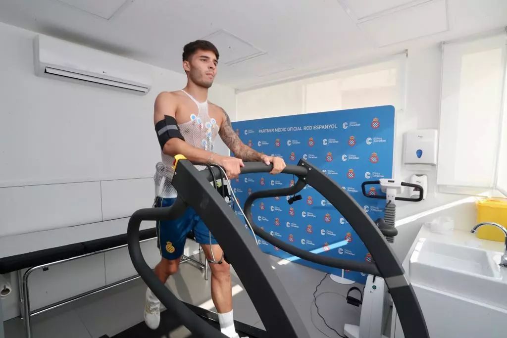 西班牙球迷街头欢迎球队归来,西班牙人归来