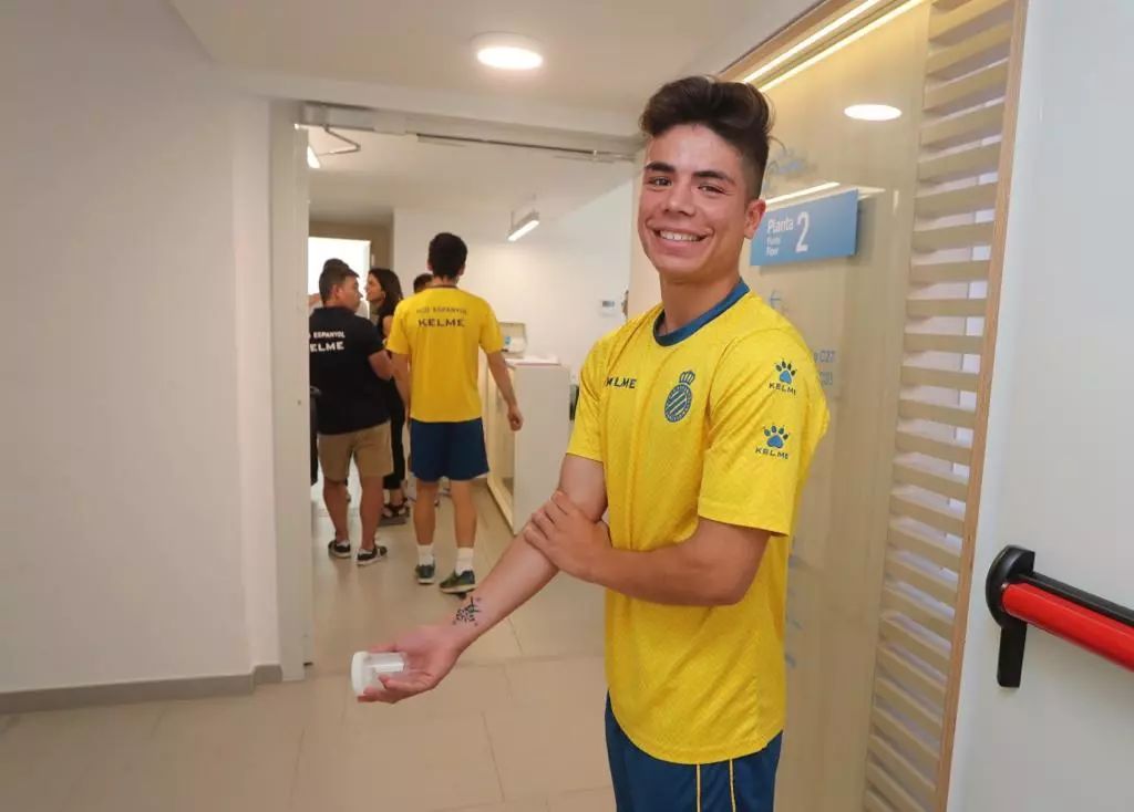 西班牙球迷街头欢迎球队归来,西班牙人归来