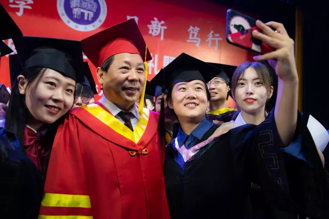 再见了我的大学央视纪录片,再见了我的大学诗朗诵
