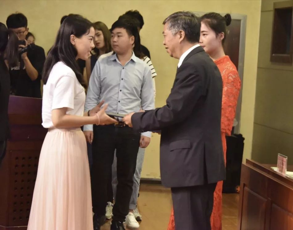 再见了我的大学央视纪录片,再见了我的大学诗朗诵