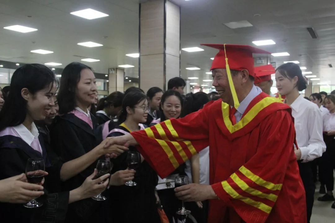 再见了我的大学央视纪录片,再见了我的大学诗朗诵