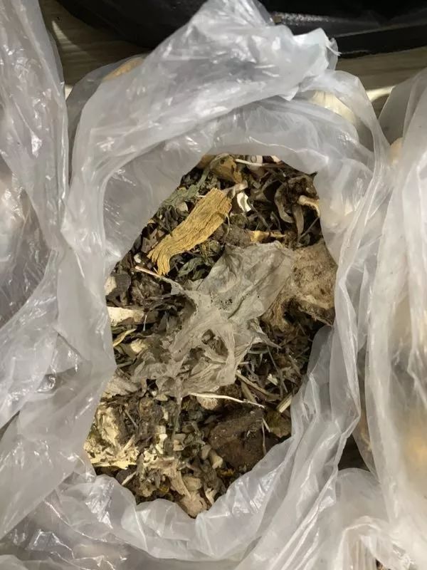 网友花千余元抓来十余袋药物，不料药包内竟掺杂大量异物，院方回复......