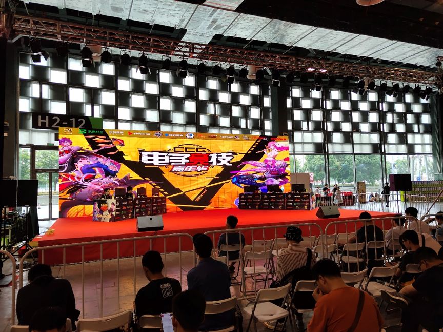 小编今天逛了一下动漫展，然后觉得自己老了……