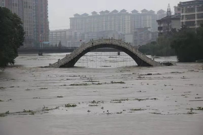 西渡镇3个村庄被淹900余名群众被困衡阳县公安闻“汛”而动紧急救援！