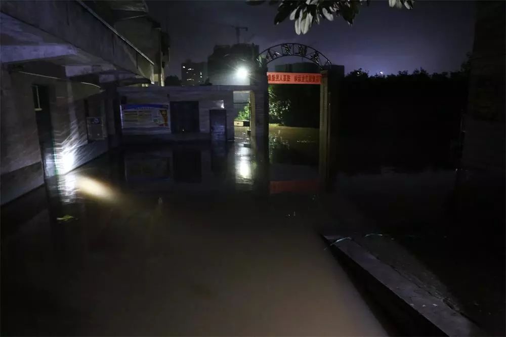 西渡镇3个村庄被淹900余名群众被困衡阳县公安闻“汛”而动紧急救援！