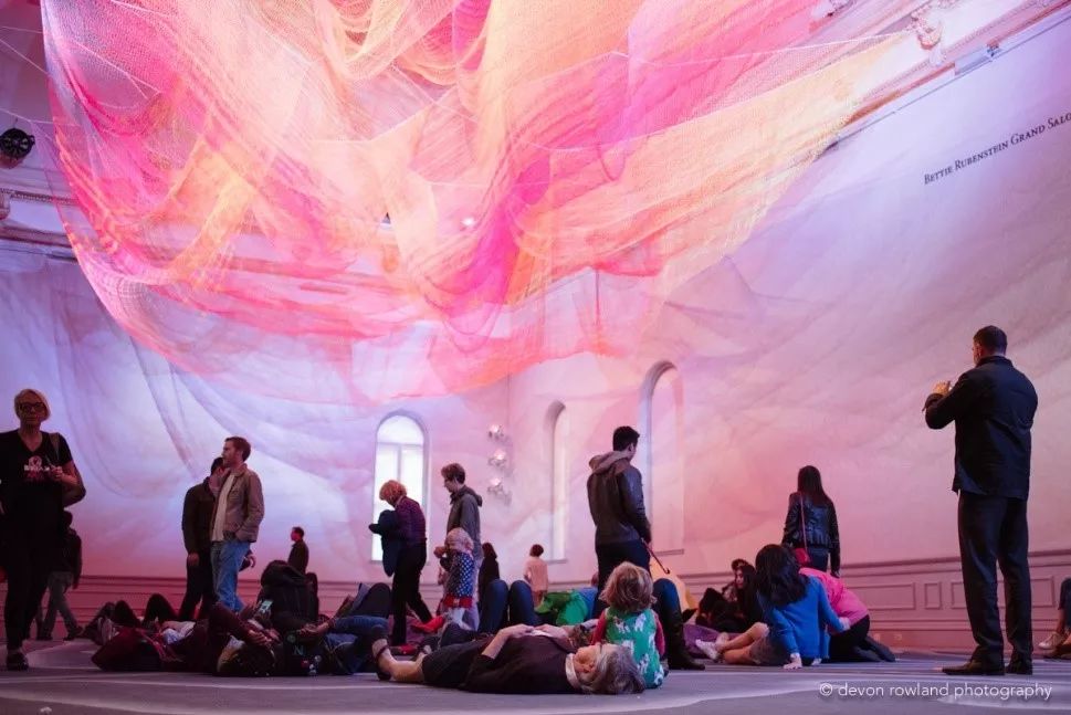 带着自拍杆看展，我们看的是展品还是镜头中的自己？