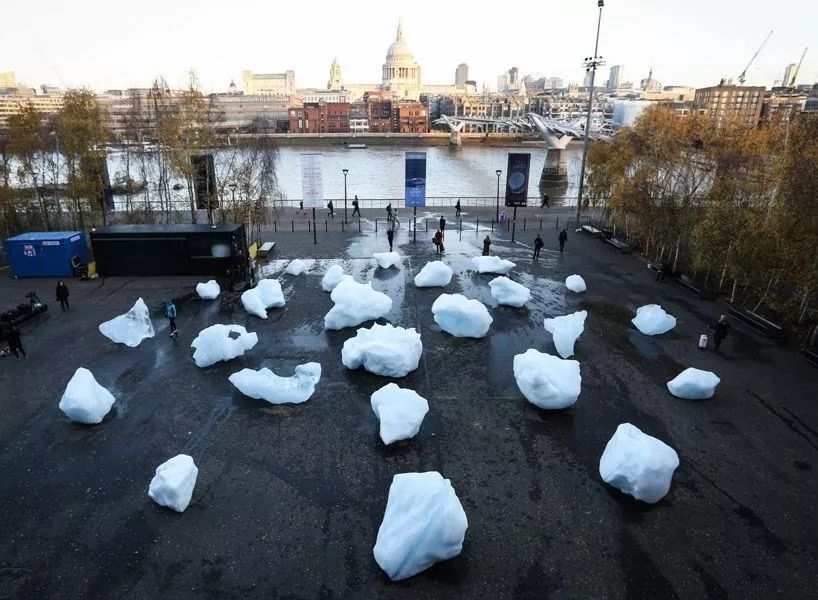 带着自拍杆看展，我们看的是展品还是镜头中的自己？