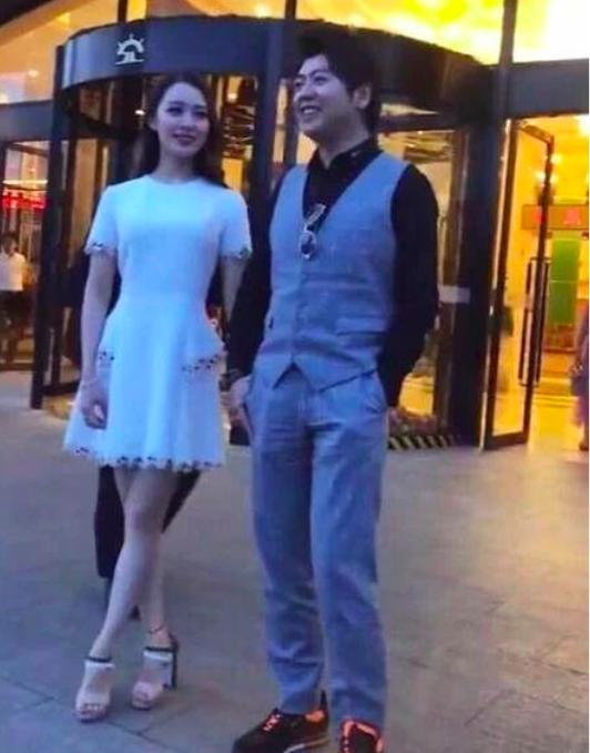 郎朗携娇妻合体现身活动大秀恩爱,郎朗吉娜秀蜂腰曲线