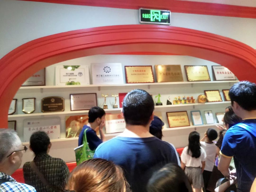 “2019透明工厂”走进味全品尝参观乐趣多