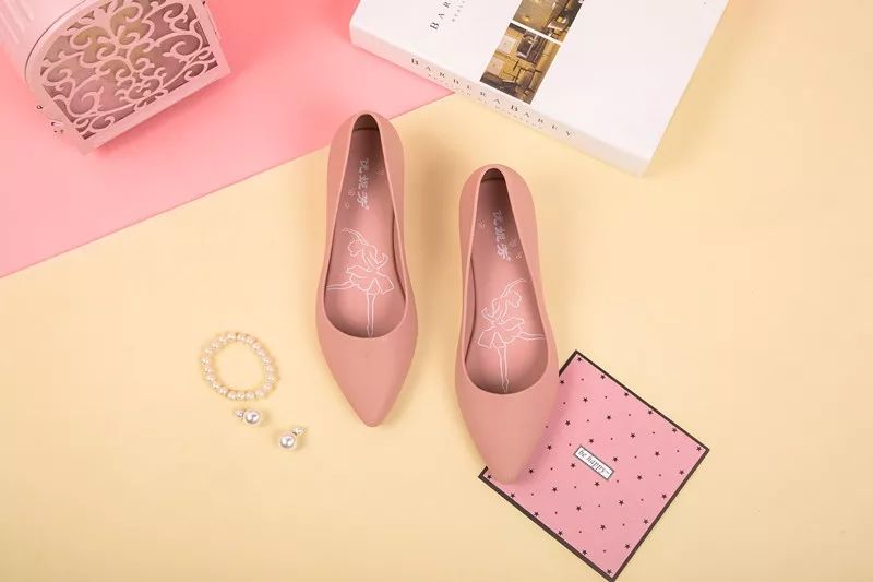 别再说雨鞋捂脚又显丑！有了它，增高显腿长！我天天盼着下雨