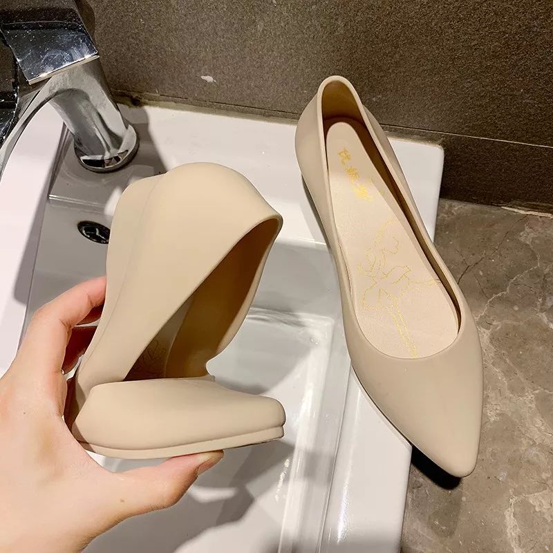 别再说雨鞋捂脚又显丑！有了它，增高显腿长！我天天盼着下雨