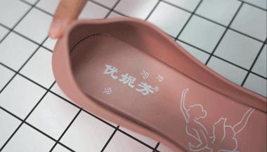 别再说雨鞋捂脚又显丑！有了它，增高显腿长！我天天盼着下雨