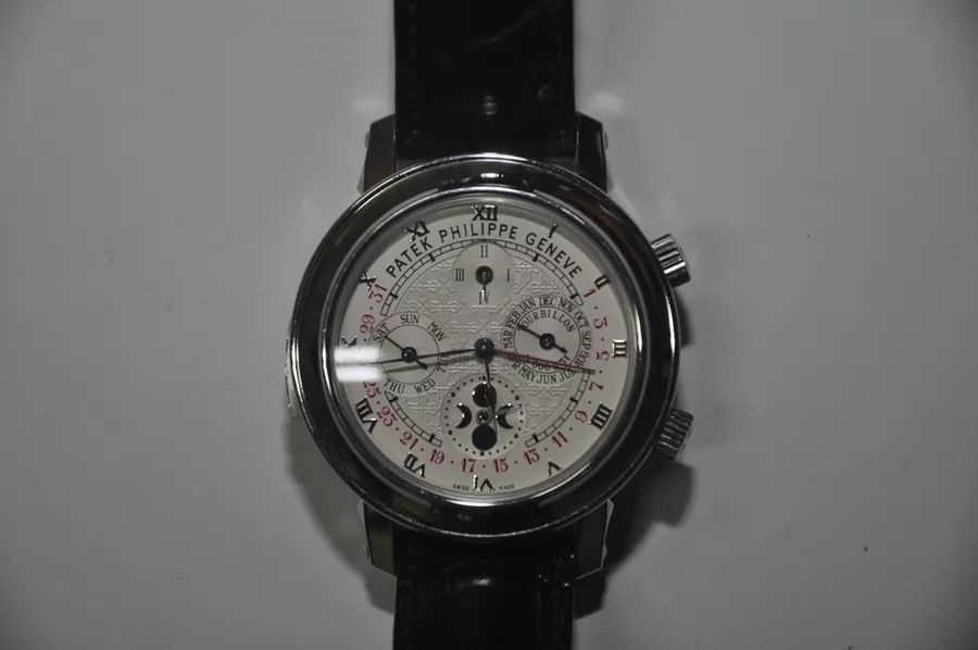 这块贪官的手表起拍价720万元！原价更是上千万