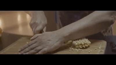 为了卖泡面这家公司拉着全体员工在电视机前鞠躬，结果卖得更好了