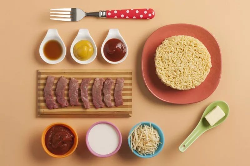 为了卖泡面这家公司拉着全体员工在电视机前鞠躬，结果卖得更好了