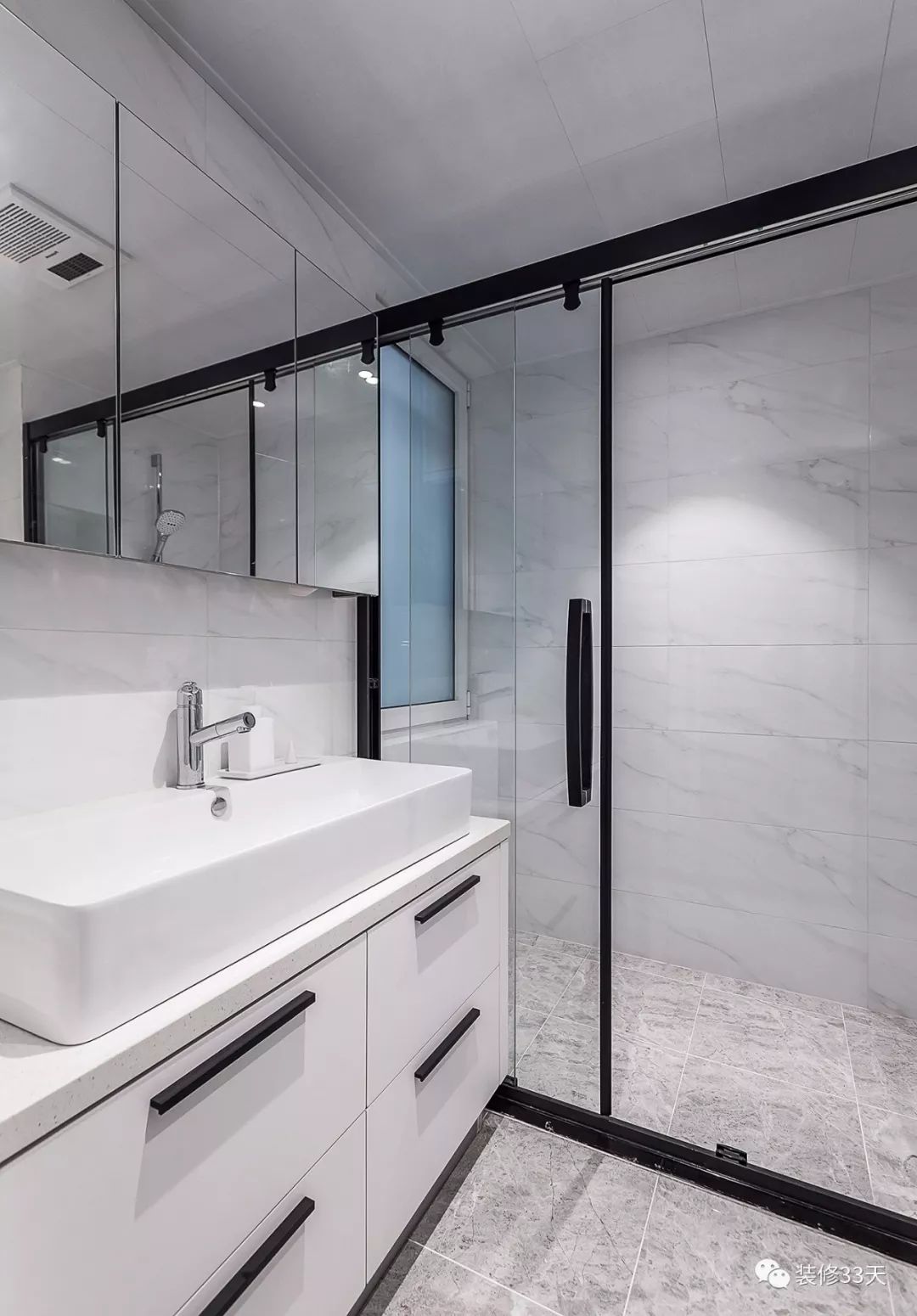 小户型现代简约客厅艺术玻璃窗,附近大玻璃落地窗现代简约风格